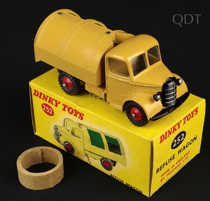 Dinky toys 252 bedford refuse truck aa977