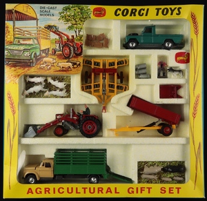 Corgi Gift Set 5 Agricultural set reproduction plastic calf head up 