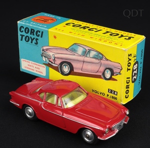 Corgi toys 228 volvo p1800 dd703 front