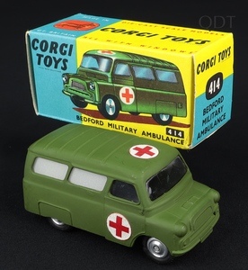 Corgi toys 414 bedford military ambulance ee304 front