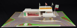 Matchbox mg1 service station forecourt ff750 contents