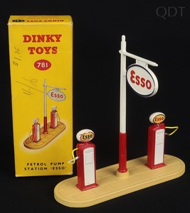 Dinky toys 781 petrol pump station esso ff962 front