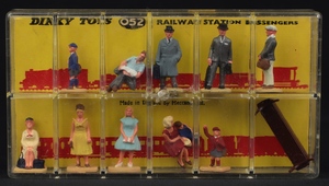 Dinky toys 052 railway station passengers hh23 front