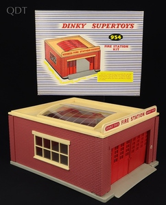 Dinky supertoys 954 fire station kit hh306 front