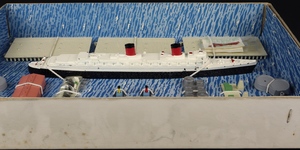 Tri ang minic m891 rms queen elizabeth presentation set jj494 close up