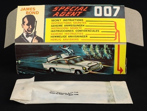 Corgi toys 261 james bond's aston martin kk17 plinth 1