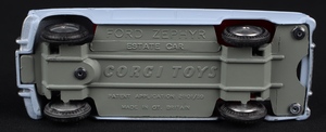Corgi toys 424 ford zephyr estate ll762 base