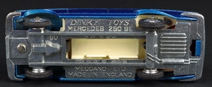 Dinky toys 160 mercedes benz 220 se ll830 base