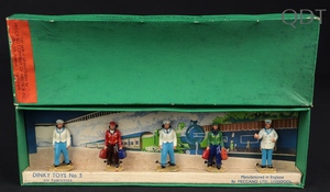 Dinky toys no. 5 train hotel staff ll838 front